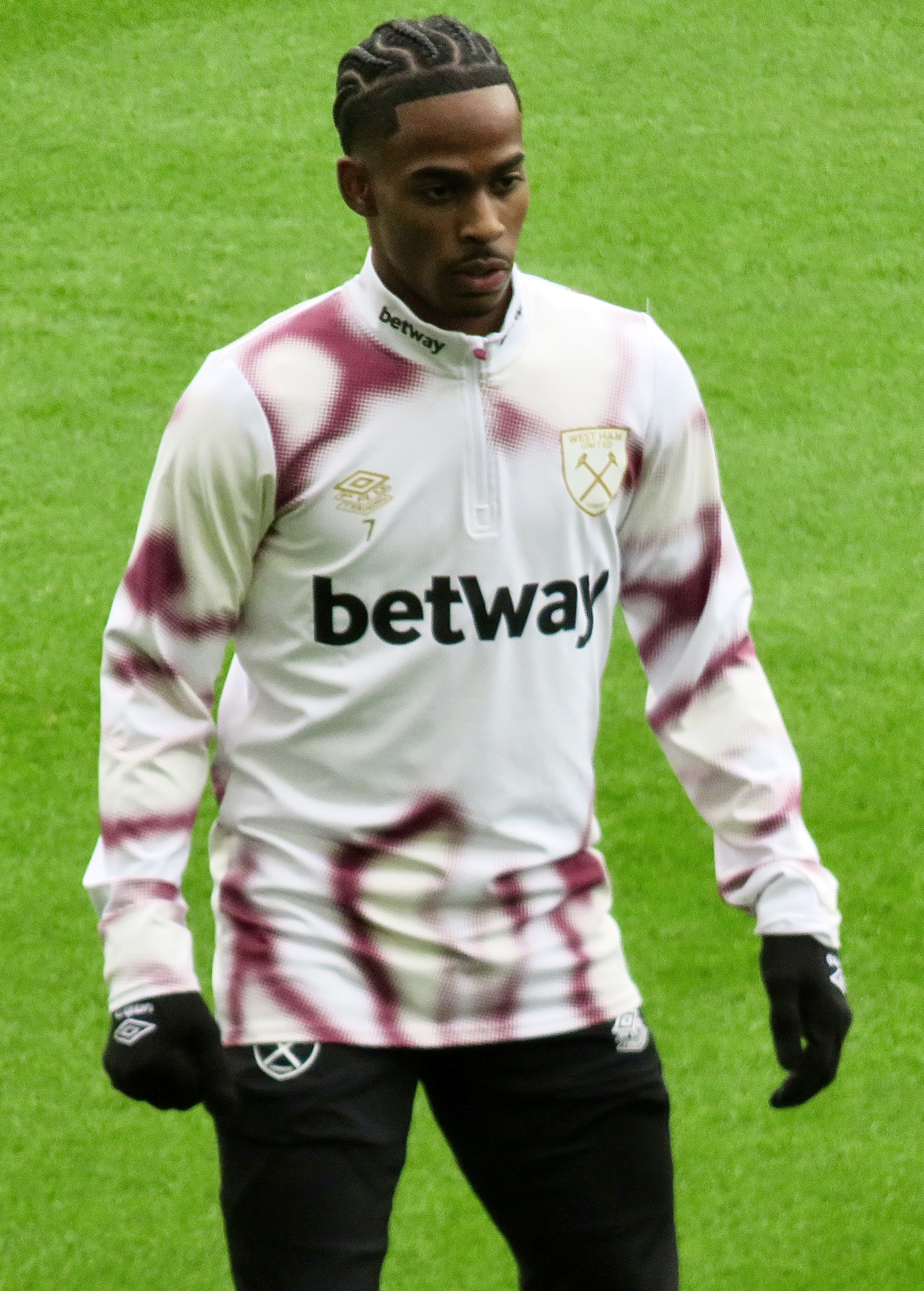 Crysencio Summerville durante il riscaldamento con la maglia del West Ham